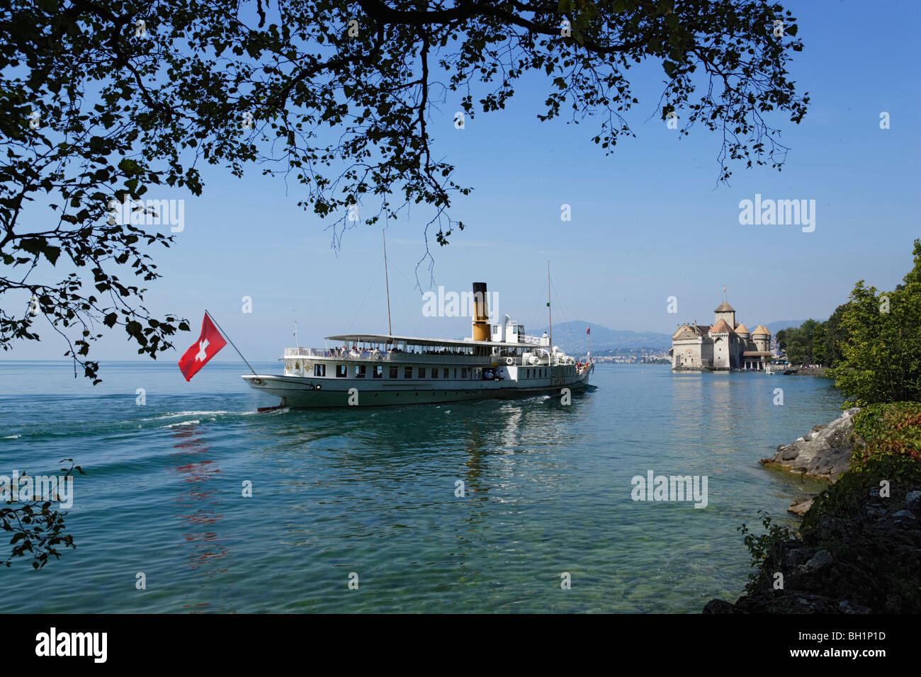 Bateau d'excursion sur le Lac Léman Château de Chillon, Veytaux arrivant, Vaud, Suisse Banque D'Images