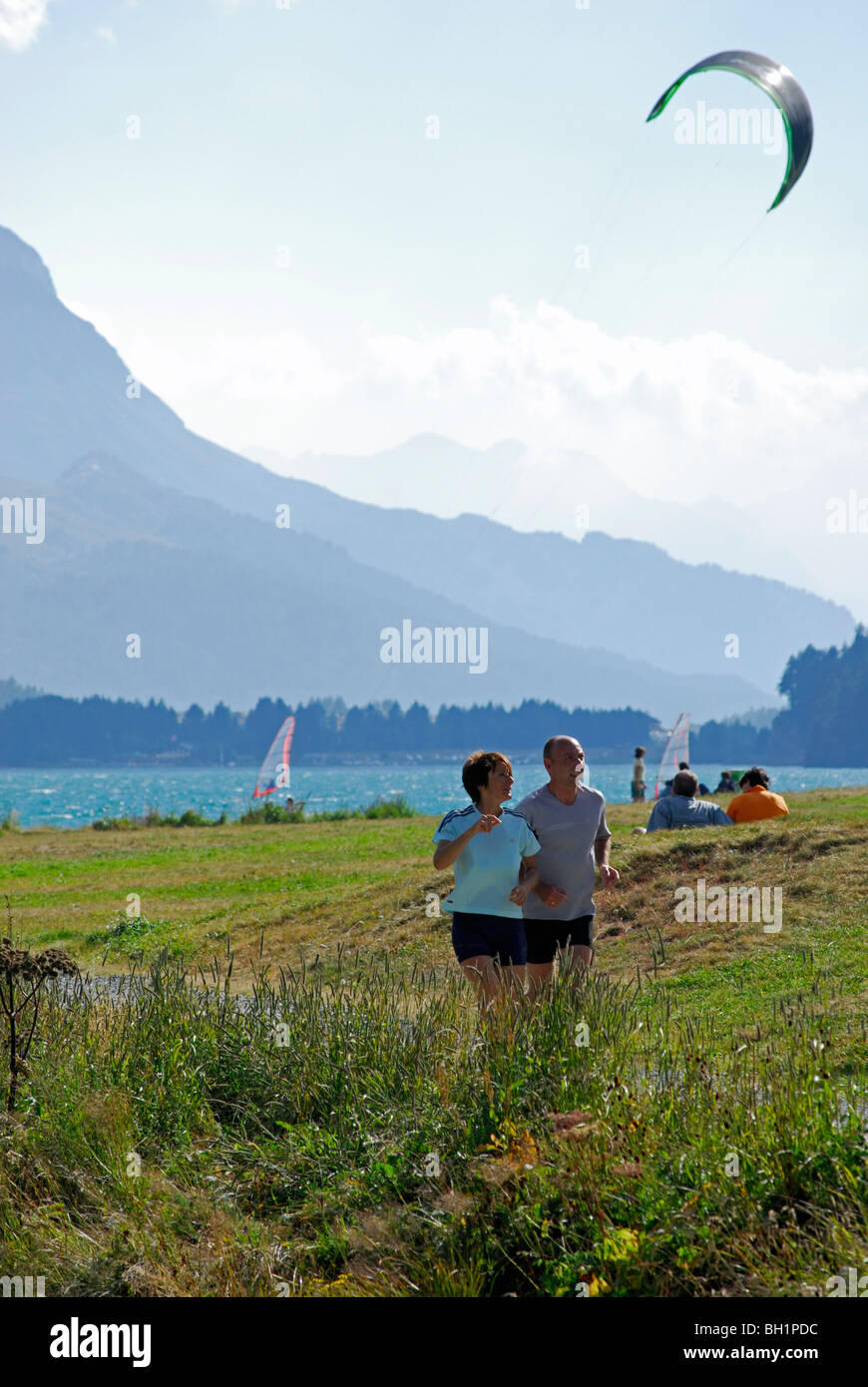 Runner et kite-surfer au lac Silvaplaner Voir da, Silvaplauna, Engadine, Grisons, Suisse Banque D'Images