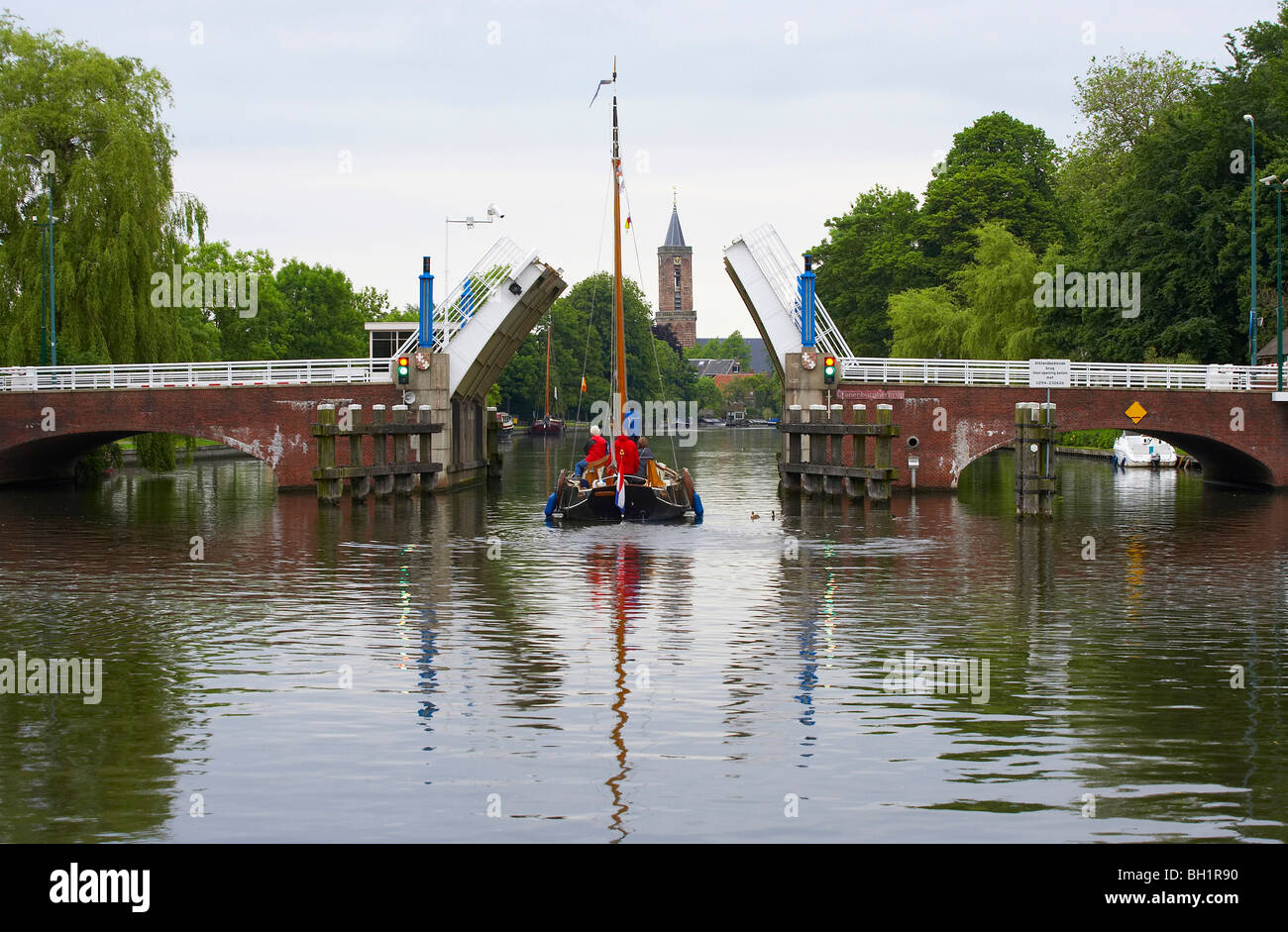 Un bateau à voile sur la rivière Vecht conduisant au-delà d'un pont à bascule, Pays-Bas, Europe Banque D'Images