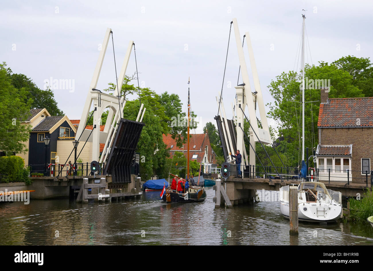 Un bateau à voile sur la rivière Vecht conduisant au-delà d'un pont à bascule, Pays-Bas, Europe Banque D'Images