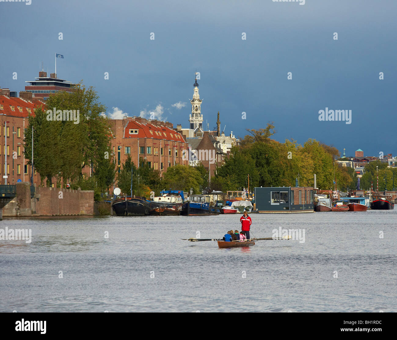 Bateau à rames sur la rivière Amstel, à une atmosphère orageuse, Amsterdam, Pays-Bas, Europe Banque D'Images