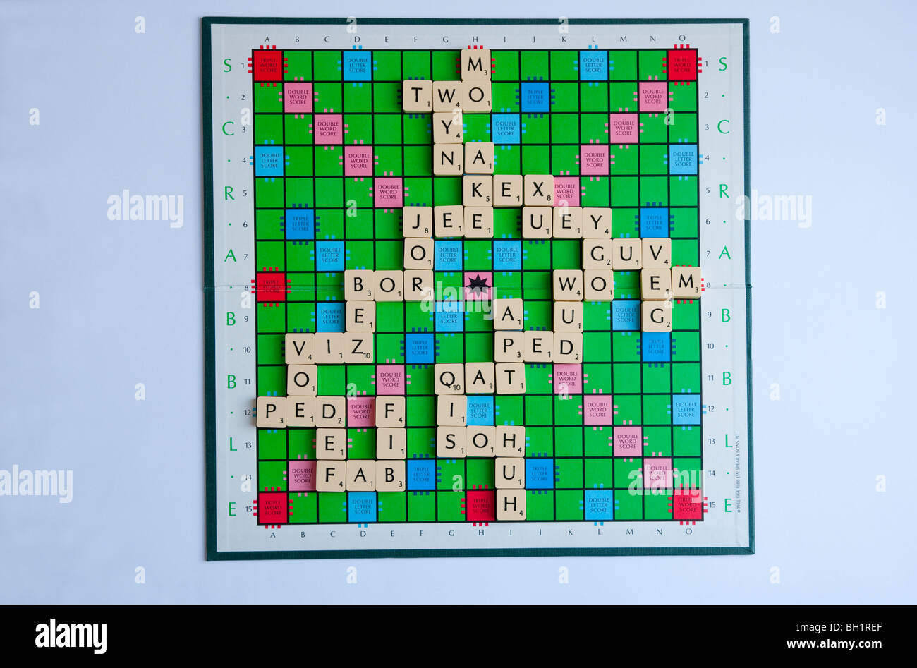 Un conseil de Scrabble, montrant une variété de deux et trois mots de lettre ; indispensable pour apprendre si vous êtes sérieux au sujet de gagner le jeu. Banque D'Images