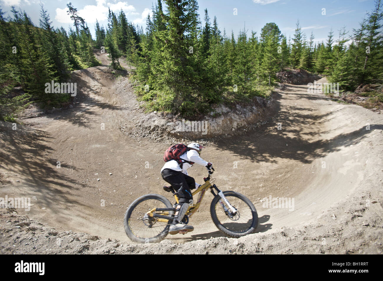 Mountainbiker équitation le long d'une courbe raide, Lillehammer, Norvège Banque D'Images