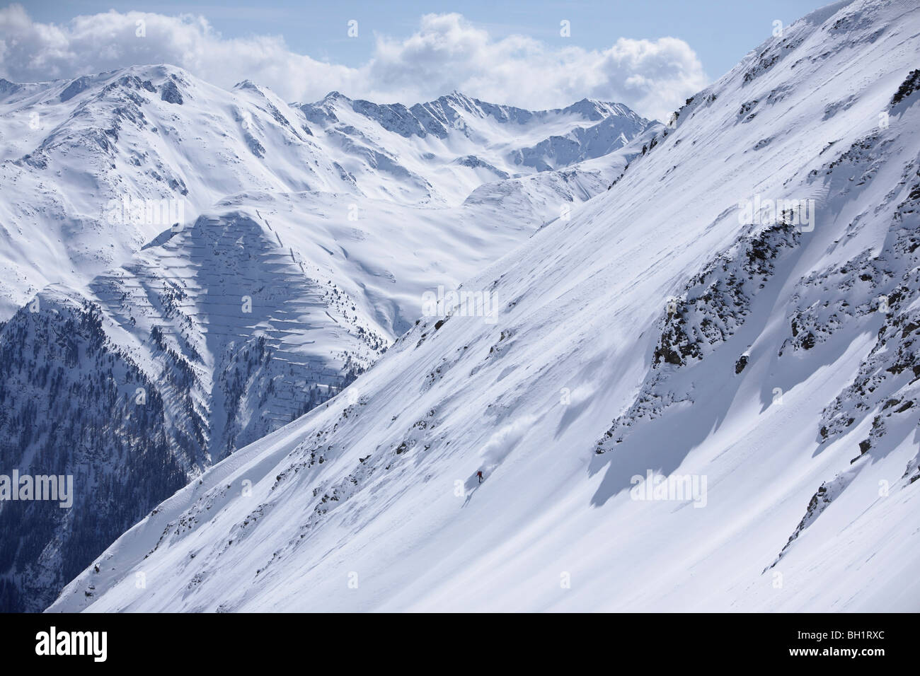 Snowboard snowboarder dans la poudreuse profonde, Kappl, Tyrol, Autriche Banque D'Images