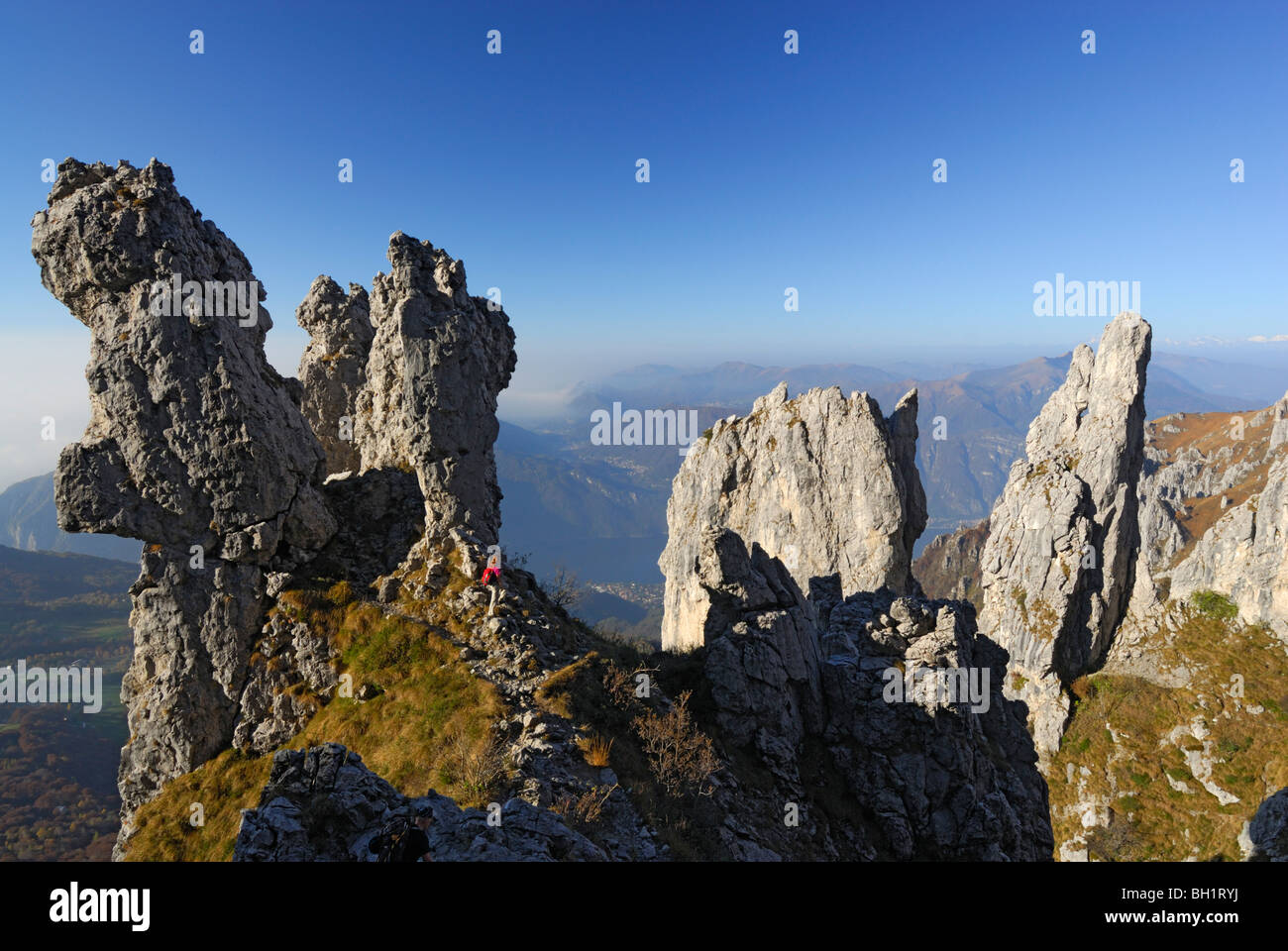 Randonnée femme entre sommets de Grigne, Bergame, Côme, Alpes de Lombardie, Italie Banque D'Images