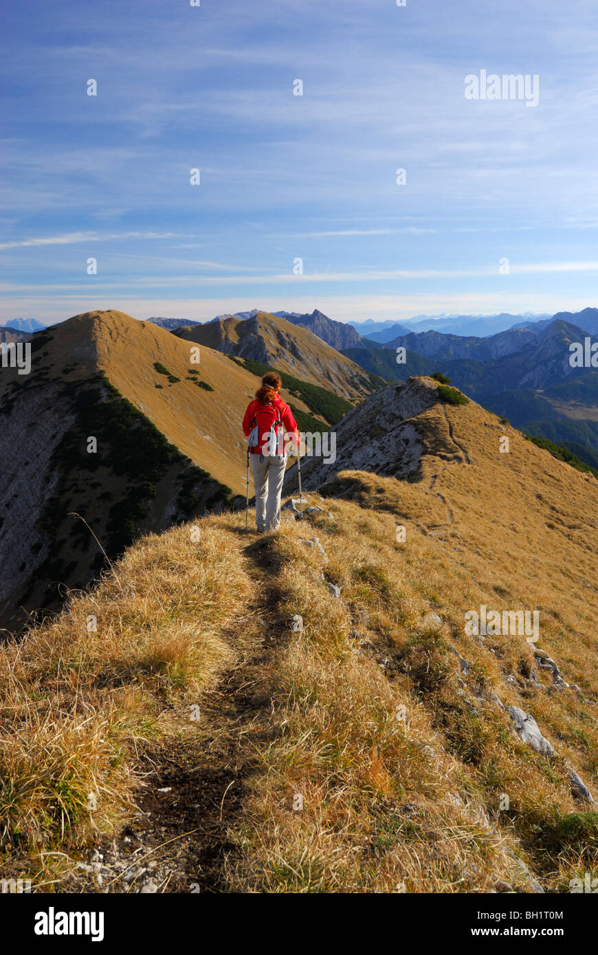 Sur le sentier de randonnée femme à Fleischbank, gamme de Karwendel, Tyrol, Autriche Banque D'Images
