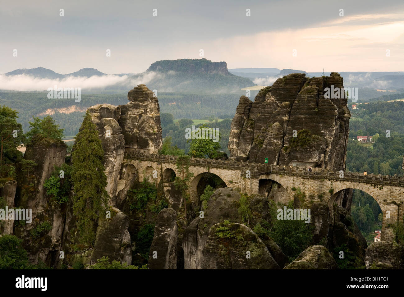 Bastei bridge avec mont Lilienstein en arrière-plan, des montagnes de grès de l'Elbe, Bastei, la Suisse Saxonne, Saxe, Allemagne Banque D'Images