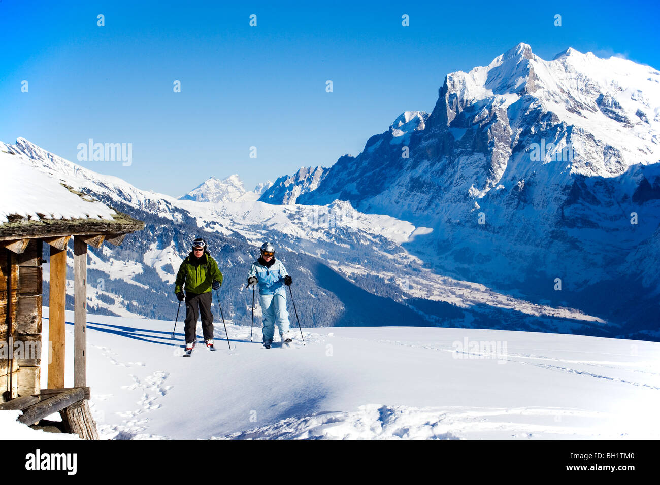 Les skieurs de l'arrière-pays près d'un chalet de montagne, Maennlichen, Grindelwald, Oberland Bernois, Canton de Berne, Suisse Banque D'Images