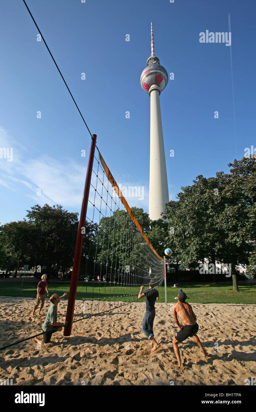 Volley-ball jeux ci-dessous près de Alexanderplatz, tour de télévision de Berlin, capitale, Allemagne Banque D'Images