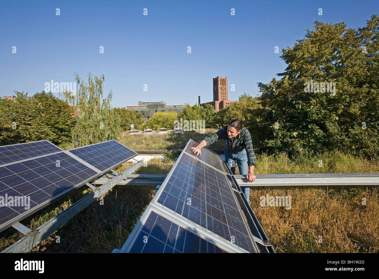 Toiture verte avec des panneaux solaires, UFA, Centre international de la Culture et de l'écologie, Berlin Banque D'Images