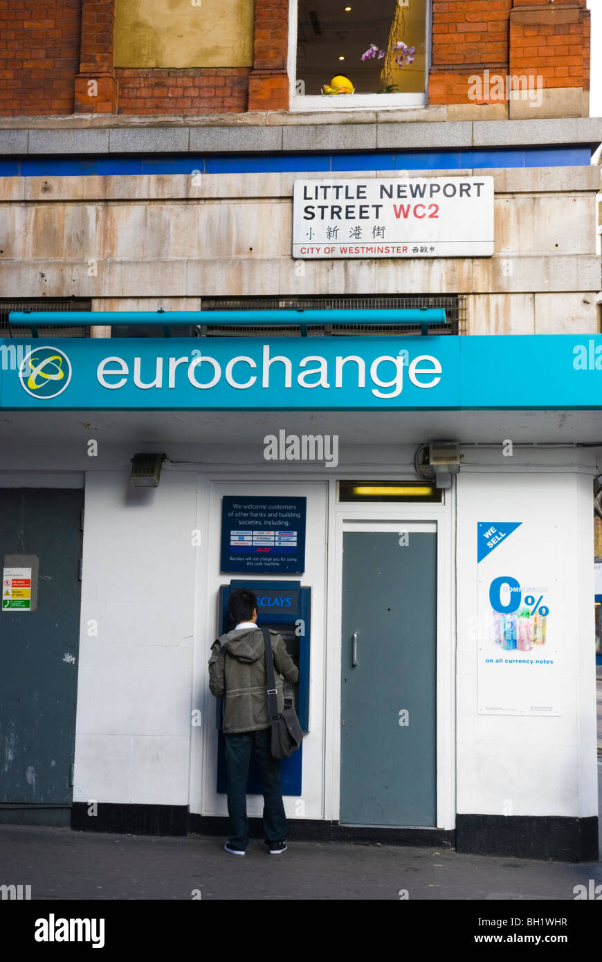 L'homme en utilisant le distributeur de Chinatown central London England UK Banque D'Images