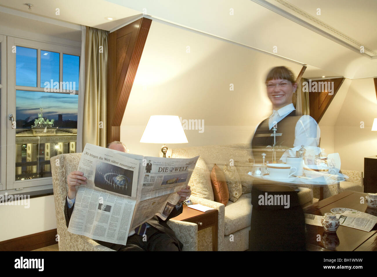 Suite de luxe, l'Adlon Kempinski Hotel, voir à la célèbre Porte de Brandebourg, Pariser Platz, Berlin, Allemagne Banque D'Images