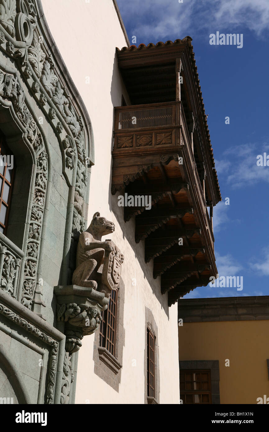 L'Europe, Espagne, Canaries, Grande Canarie, Las Palmas, Christopher Columbus House, statue, en particulier la porte avant, balcon Banque D'Images