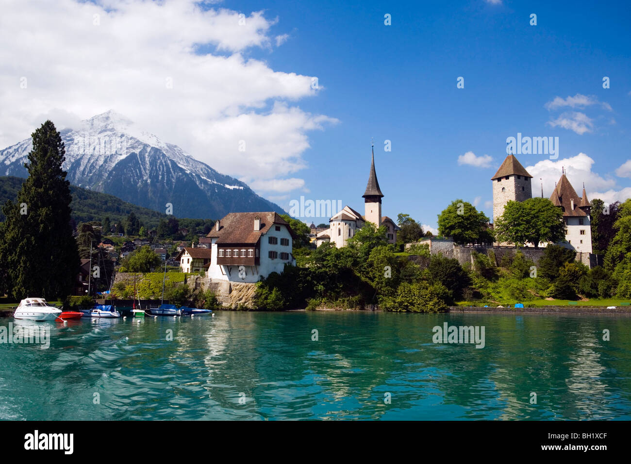 Vue sur le lac de Thoune à Spiez avec château et église de château, Spiez, Oberland Bernois (Highlands), Canton de Berne, Suisse Banque D'Images