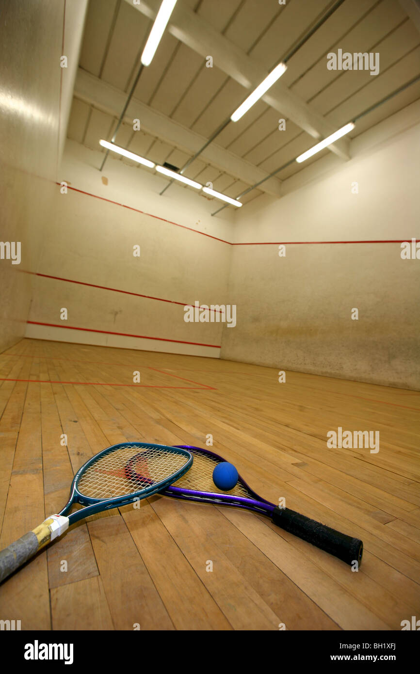 De squash avec des raquettes et balle Banque D'Images