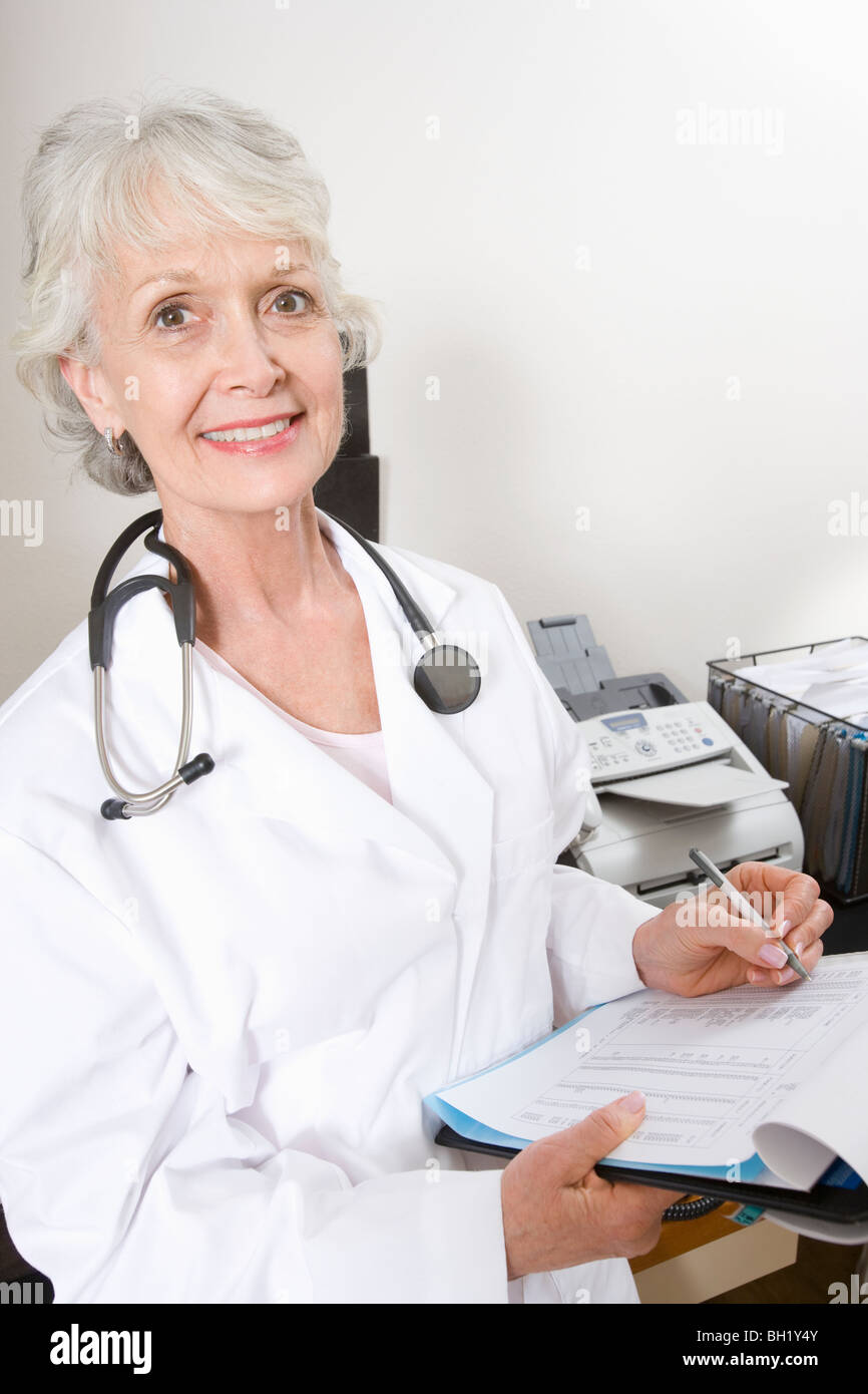 Médecin Senior et presse-papiers Banque D'Images