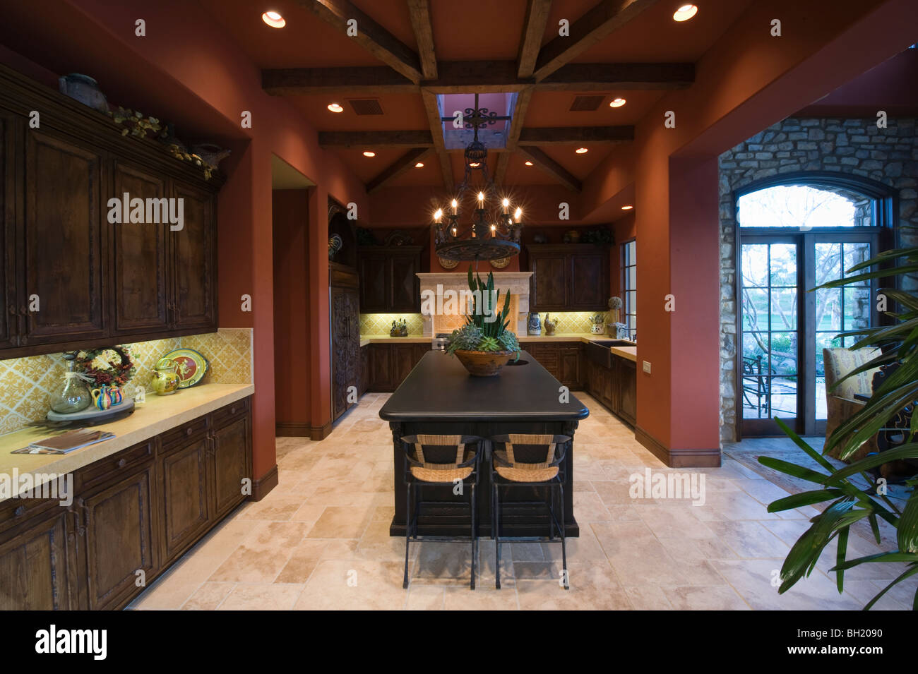 En bois et des poutres au plafond de Palm Springs cuisine intérieur Banque D'Images