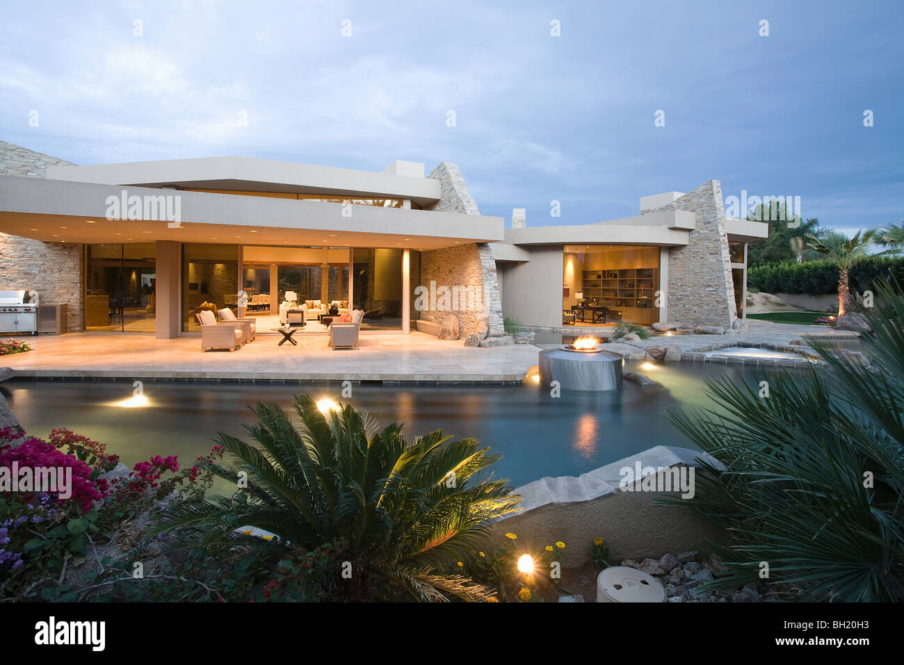 Palm Springs piscine extérieur de maison et au crépuscule Banque D'Images