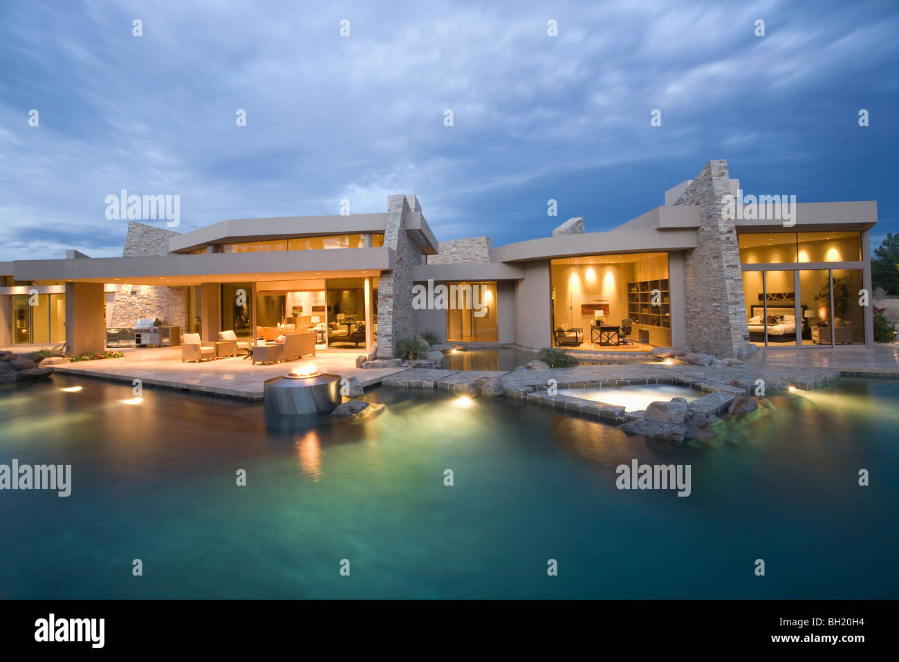 Palm Springs piscine extérieur de maison et au crépuscule Banque D'Images