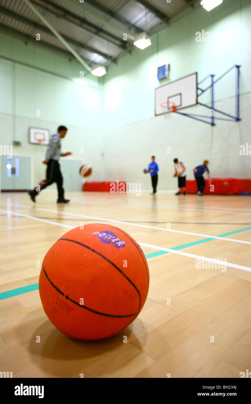 Match de basket-ball (floue) avec le basket en premier plan Banque D'Images