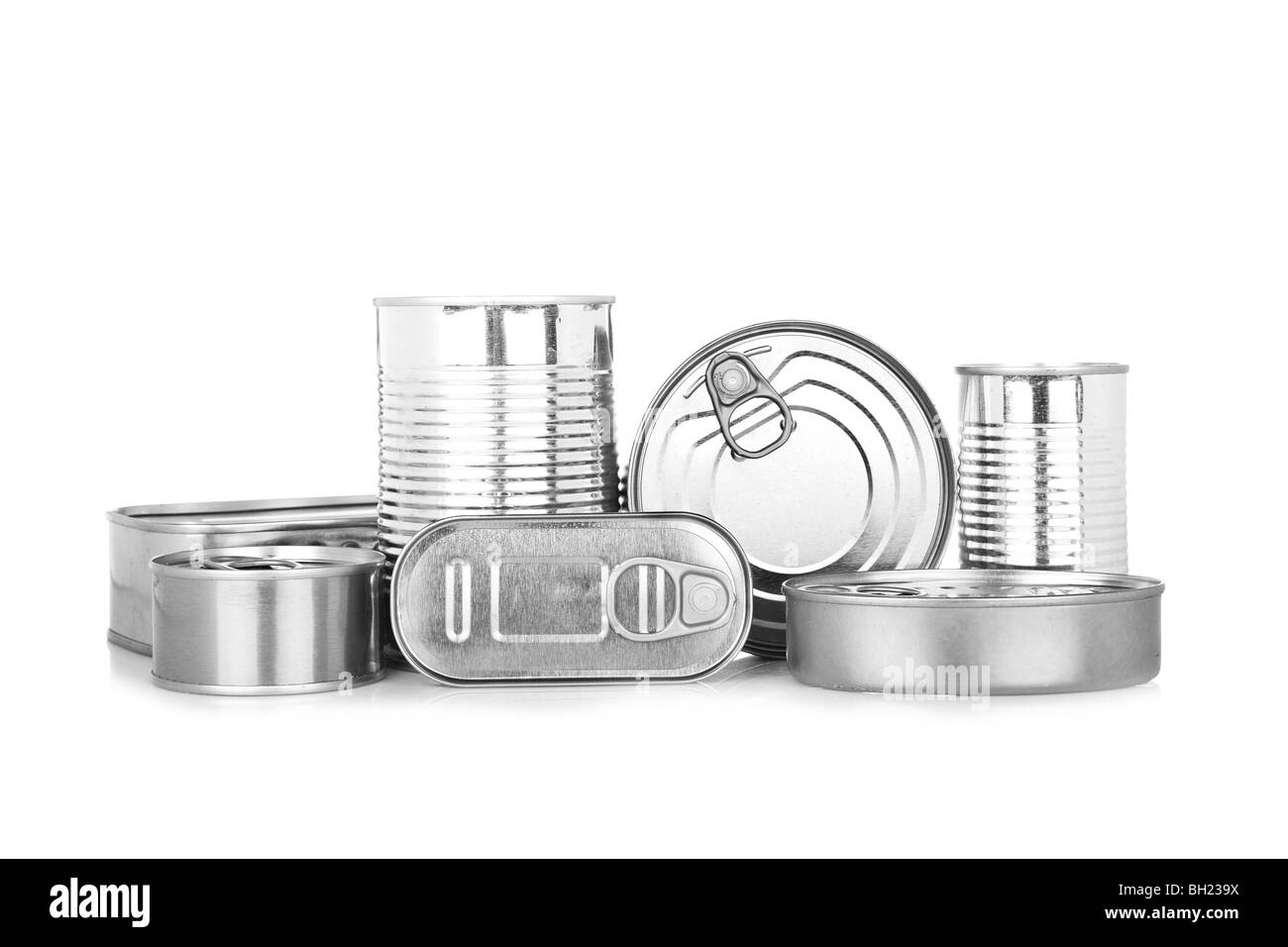 Assortiment de produits alimentaires tin can réfléchi sur fond blanc Banque D'Images