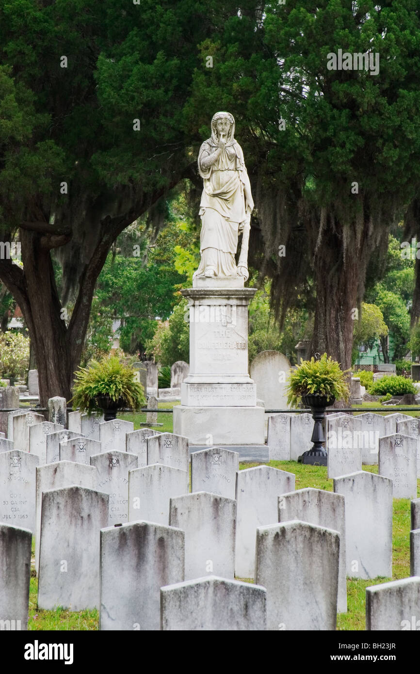 Le Silence monument veille sur 750 tombes des Confédérés à Laurel Grove Cimetière Nord Savannah en Géorgie Banque D'Images