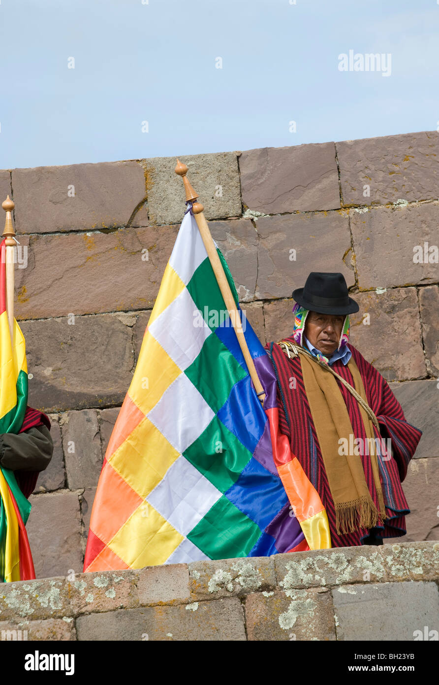 Avec l'homme drapeau wiphala, Tiwanaku (Bolivie). Banque D'Images