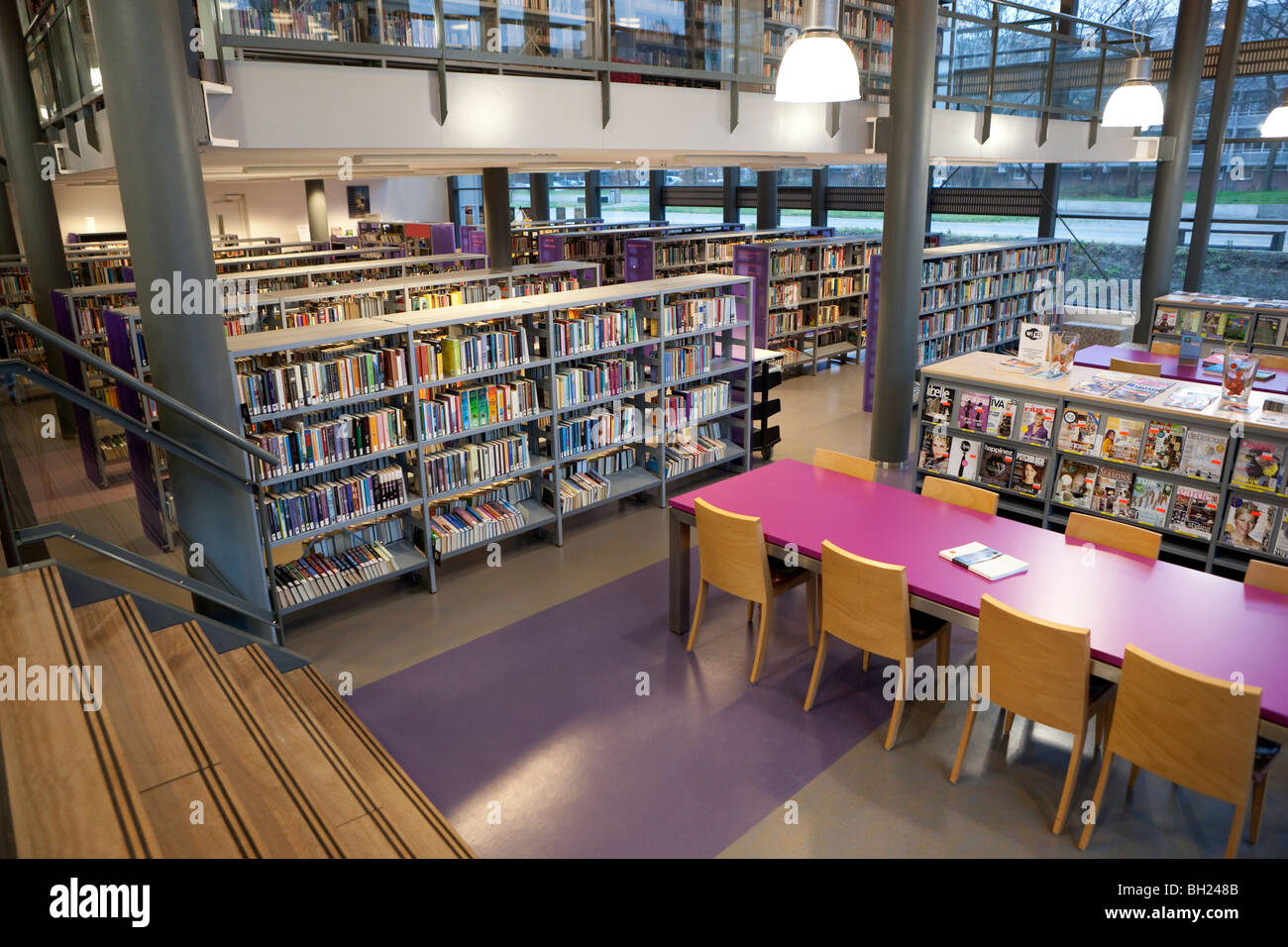 Livres de la bibliothèque publique Banque D'Images