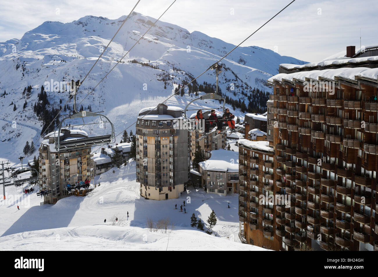 Le télésiège de centre de villégiature, Avoriaz, domaine skiable des Portes  du Soleil, Haute Savoie, France Photo Stock - Alamy