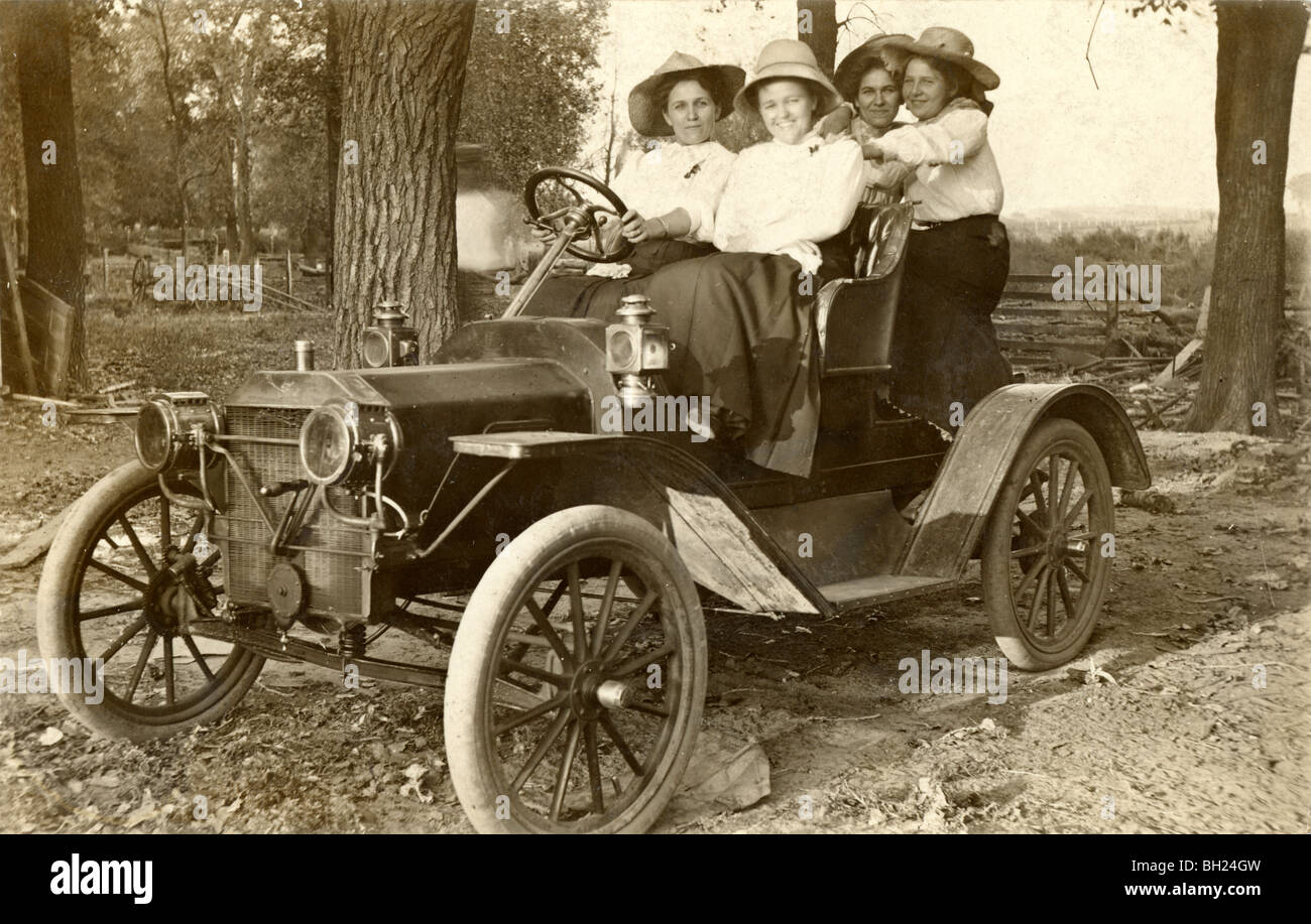 Quatre filles la conduite automobile Ford Modèle T Banque D'Images