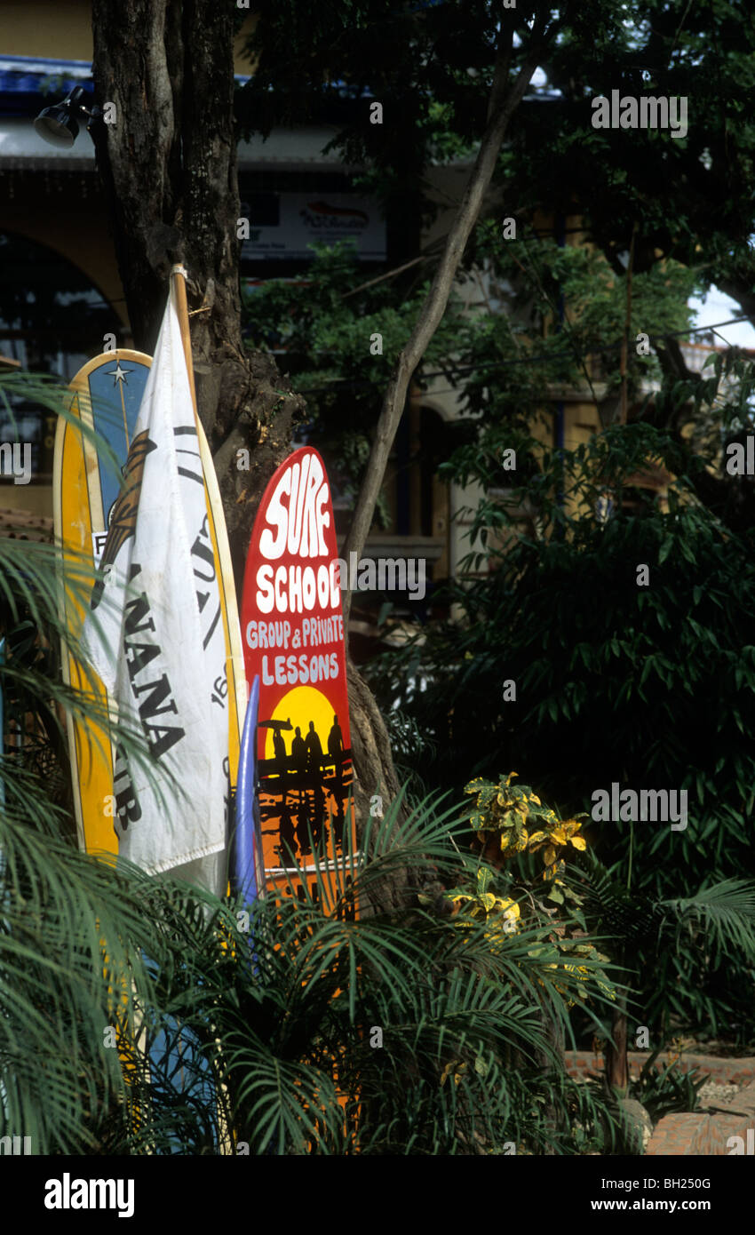 Planches de surf publicité peinte à Tamarindo, Costa Rica Banque D'Images