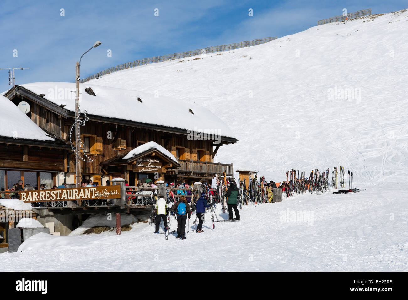 Bar/Restaurant en bas des pistes à proximité de l'hôtel center, Avoriaz, domaine skiable des Portes du Soleil, Haute Savoie, France Banque D'Images