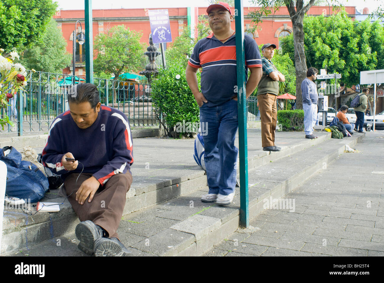 Isabel Salazar,40, utilise un téléphone mobile pour suivre les pistes d'emploi et d'annoncer son travail sur une radio libre job board. Banque D'Images