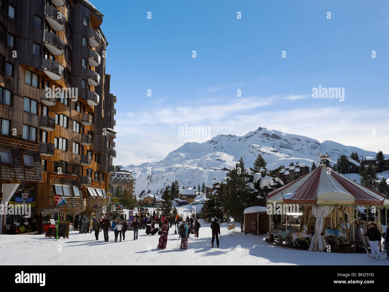 Bars et magasins dans le centre de la station, Avoriaz, domaine skiable des Portes du Soleil, Haute Savoie, France Banque D'Images