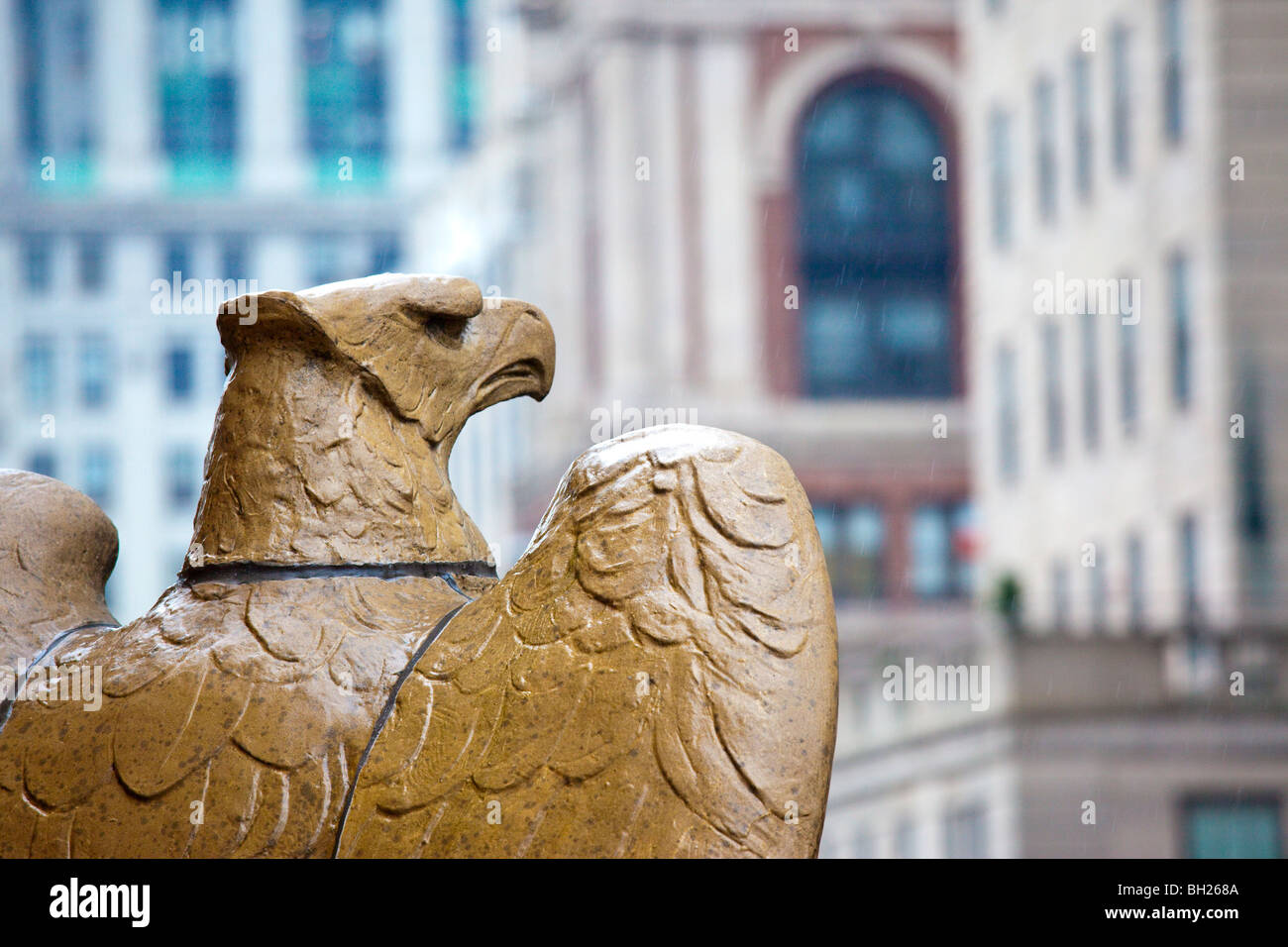 Sculpture d'aigle surplombant le centre-ville de Manhattan sur le dessus d'un gratte-ciel, New York City Banque D'Images