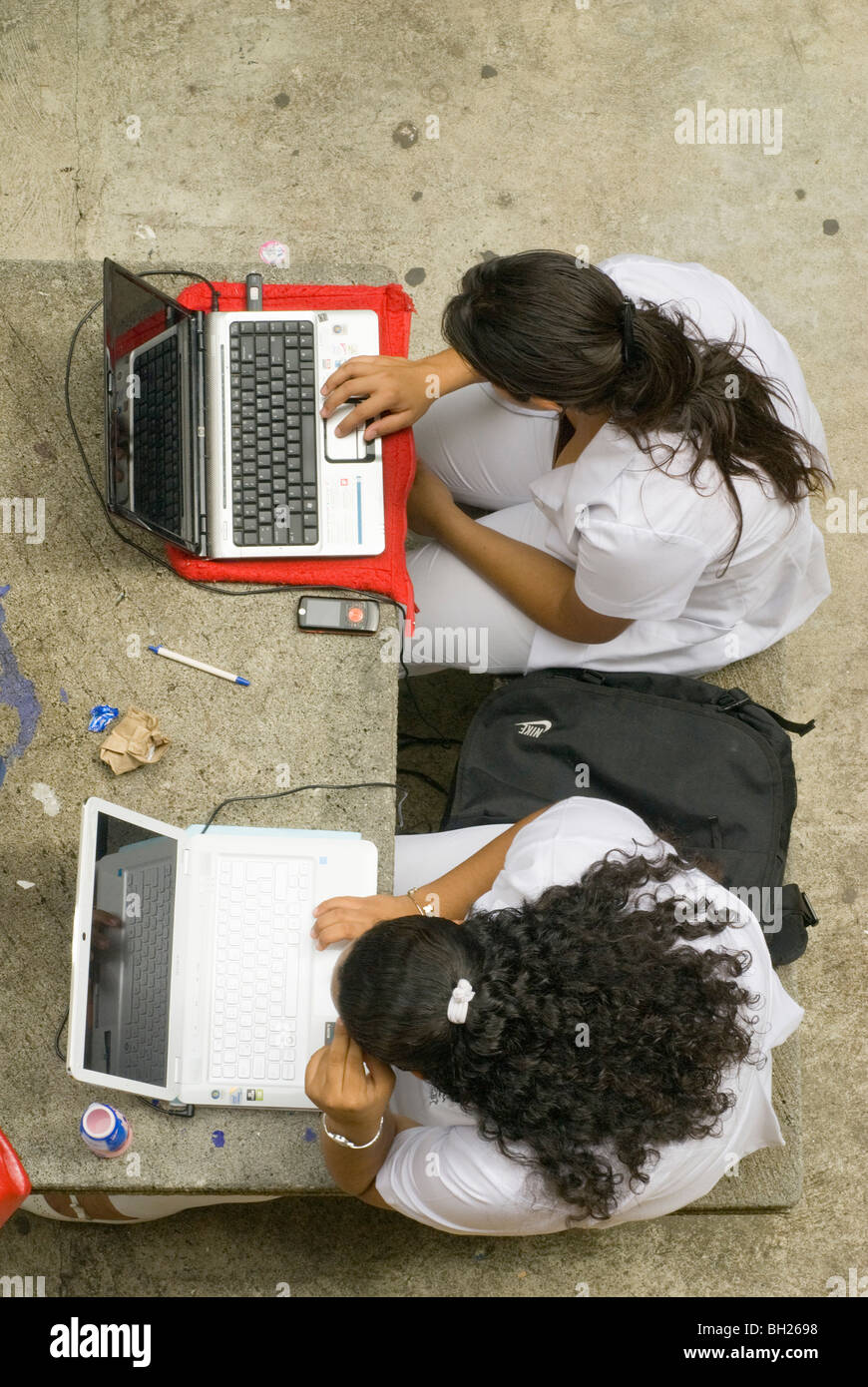 Les étudiants en médecine à l'Université de Veracruz a l'aide d'un patio sur le campus pour étudier et se détendre entre les cours. Banque D'Images