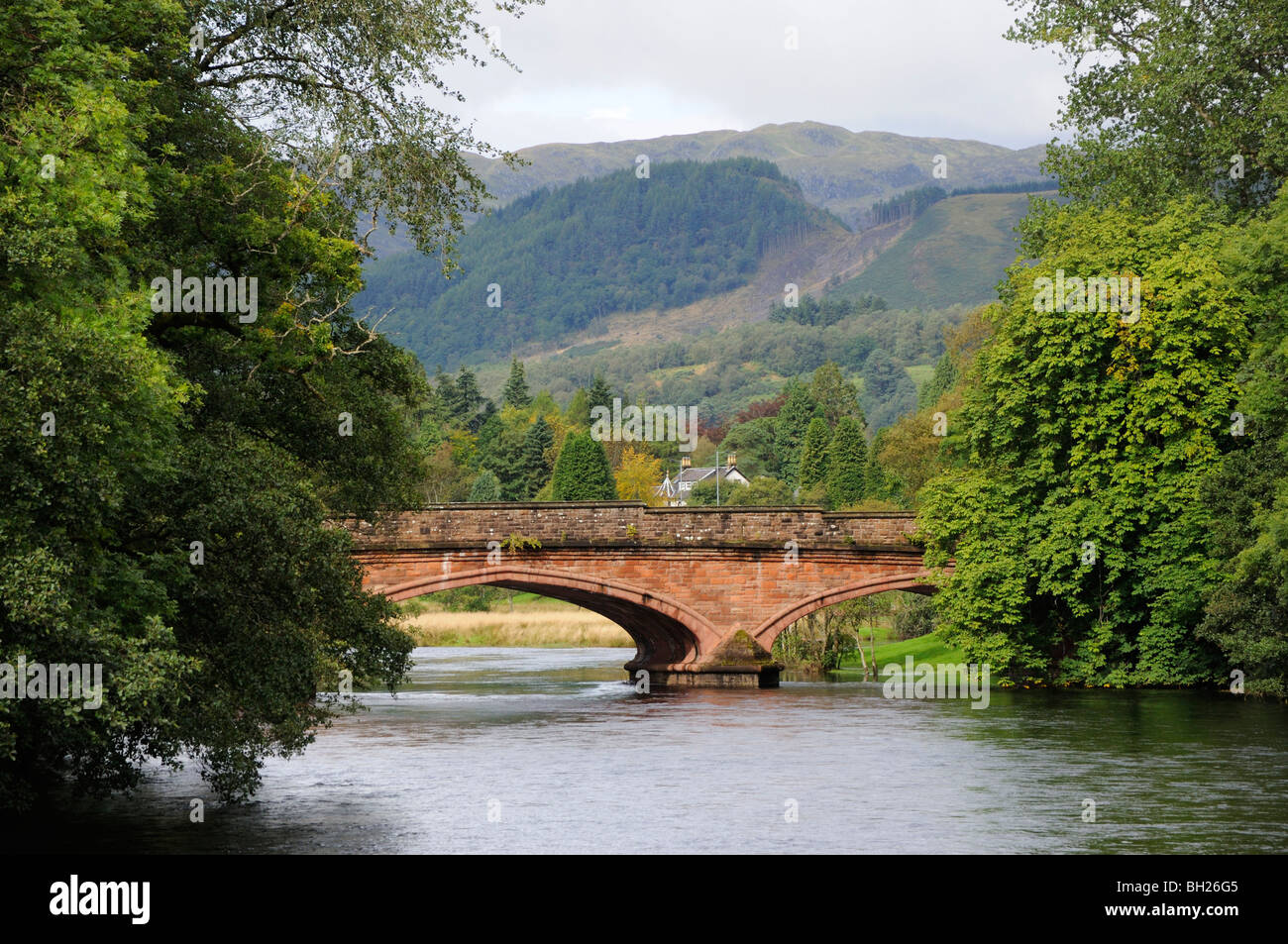 Le pont rouge sur la rivière Teith à Callander, Stirling, Ecosse, Royaume-Uni. Banque D'Images