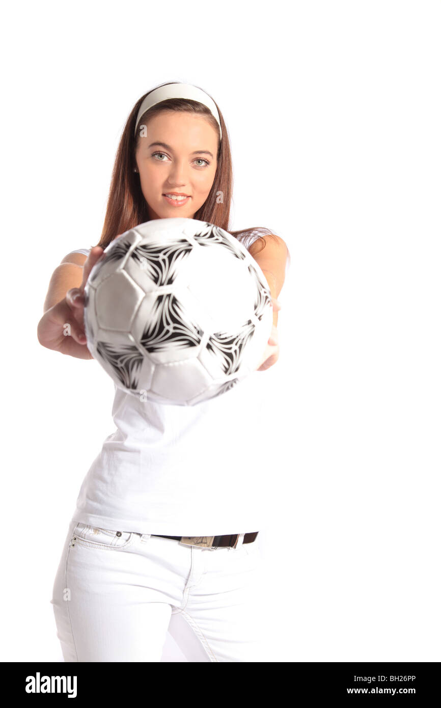 Une jolie jeune femme tenant un ballon de soccer. Tous isolé sur fond blanc. Banque D'Images