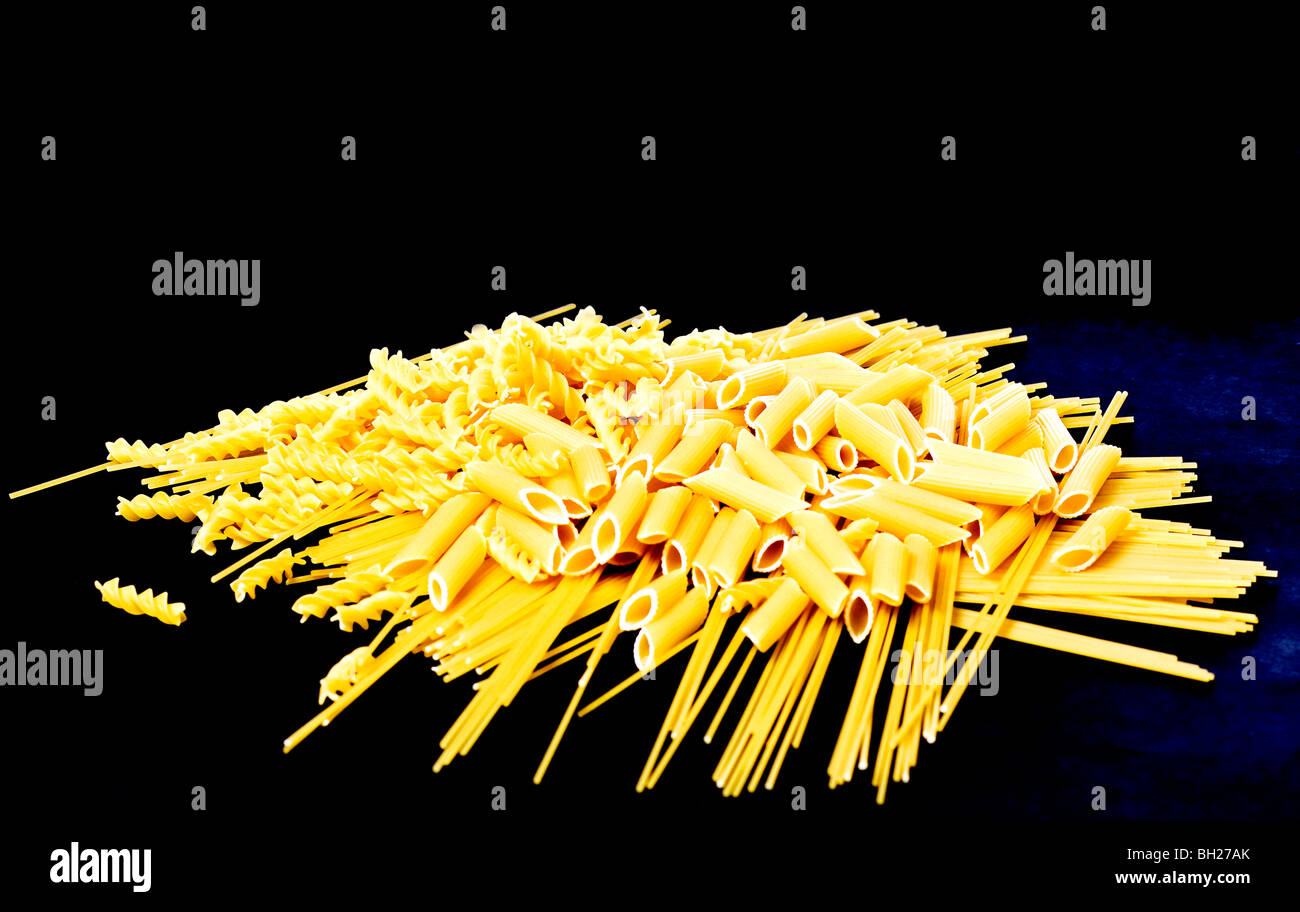Composition des pâtes différentes formes sur fond noir Banque D'Images