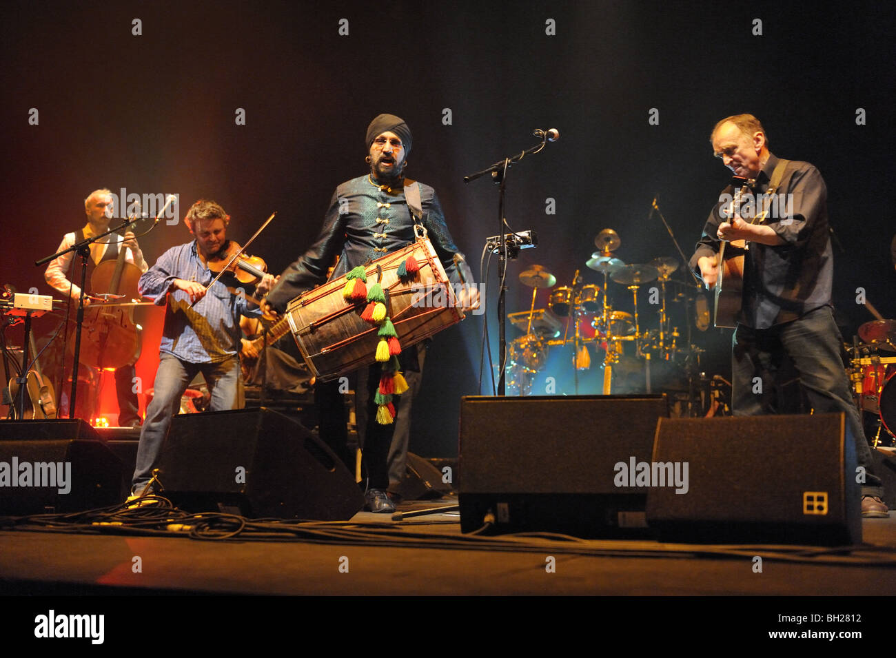Le Village Imaginaire au théâtre bande Severn , Shrewsbury, Shropshire, au Royaume-Uni, en janvier 2009, avec Johnny Kalsi (centre) et Martin Carthy (droite). Banque D'Images