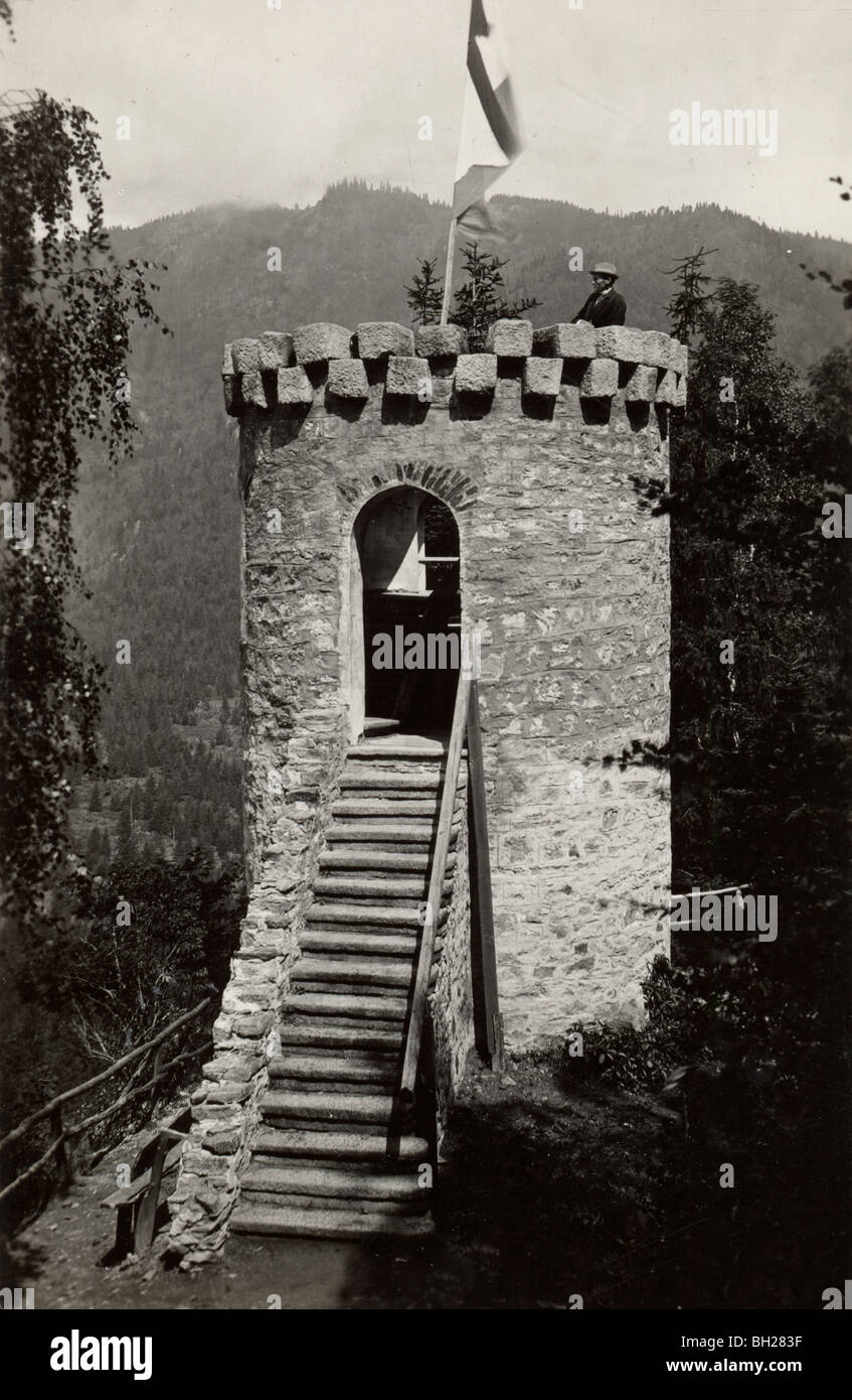 Homme debout sur le parapet de château miniature Banque D'Images