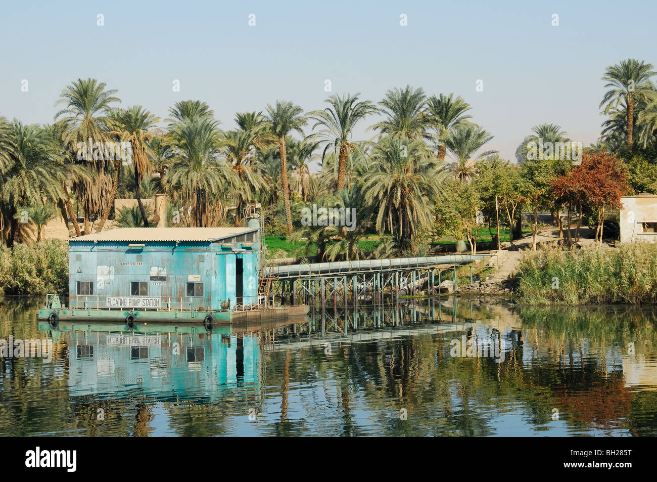 Nil, la Haute Egypte. Un Japonais-liens sponsorisés station de pompage mobile flottante, fournissant de l'eau à des champs dans la vallée du Nil. Banque D'Images