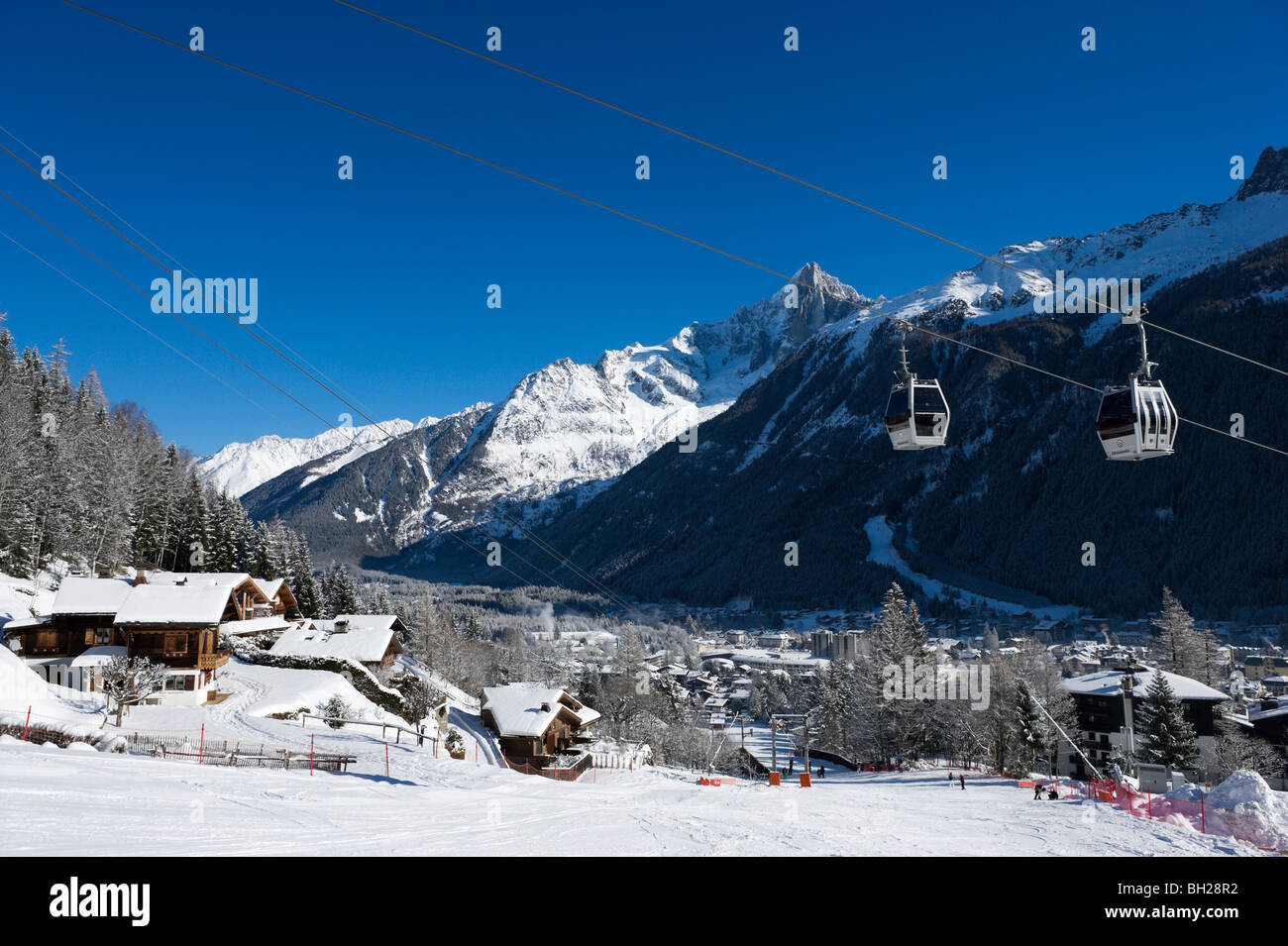 Vue sur les pistes de la station par ascenseur Le Brévent, Chamonix Mont Blanc, Haute Savoie, France Banque D'Images