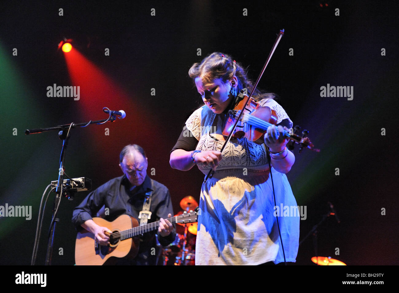 Martin et Eliza Carthy effectuer avec le Village Imaginaire au théâtre bande Severn , Shrewsbury, Shropshire, au Royaume-Uni, en janvier 2009 Banque D'Images