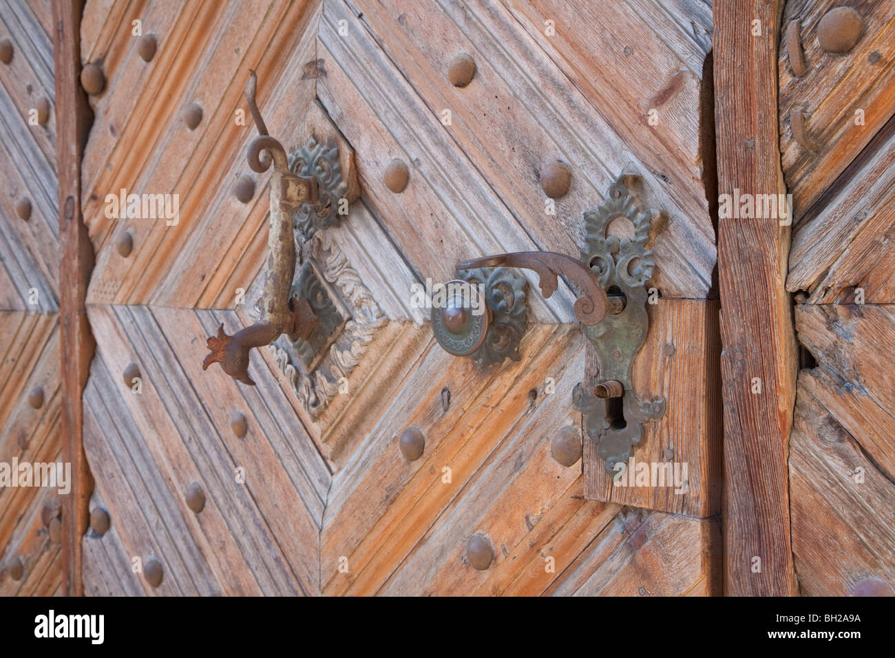 Porte D'ENTRÉE EN BOIS ORNÉ AVEC KNOCKER, BERGUEN, Grisons, Suisse Banque D'Images