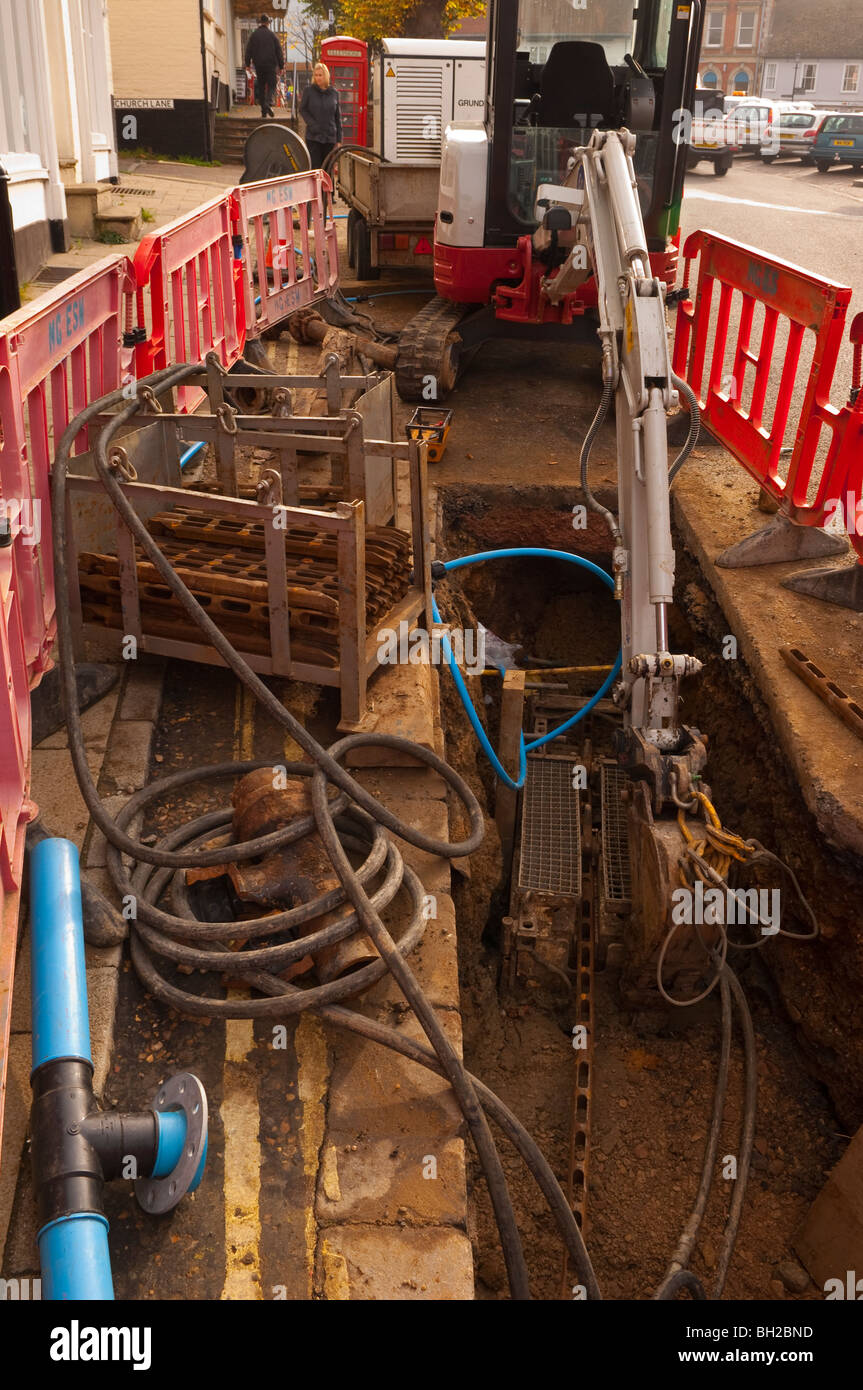 Un trou dans la route avec les travaux routiers dans la région de Framlingham , Suffolk , Angleterre , Angleterre , Royaume-Uni Banque D'Images