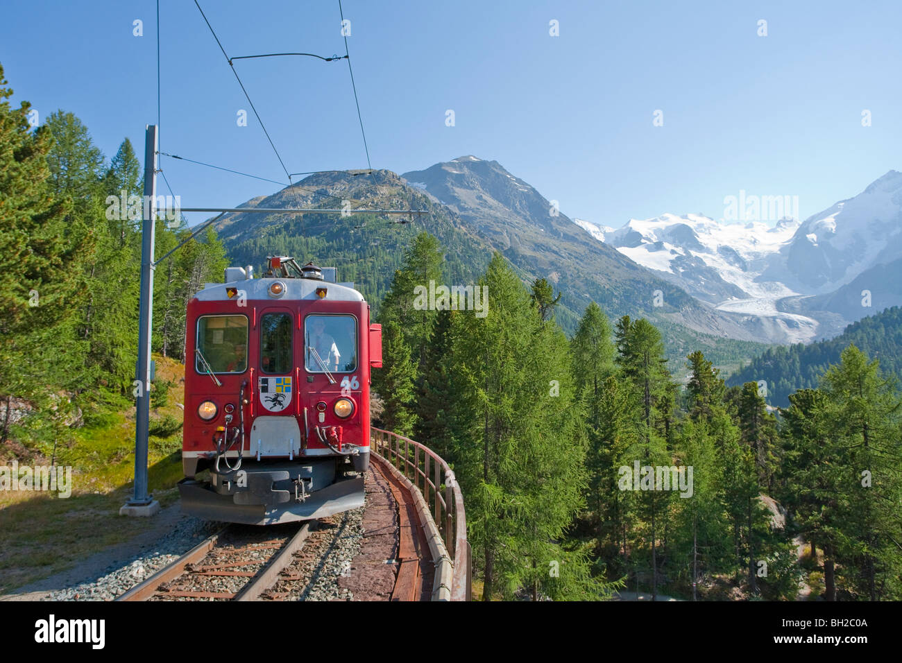 RHAETISCHE BAHN train rhétique, col de la BERNINA, GLACIER MORTERATSCH GLETSCHER, ENGADINE, Grisons, Suisse Banque D'Images