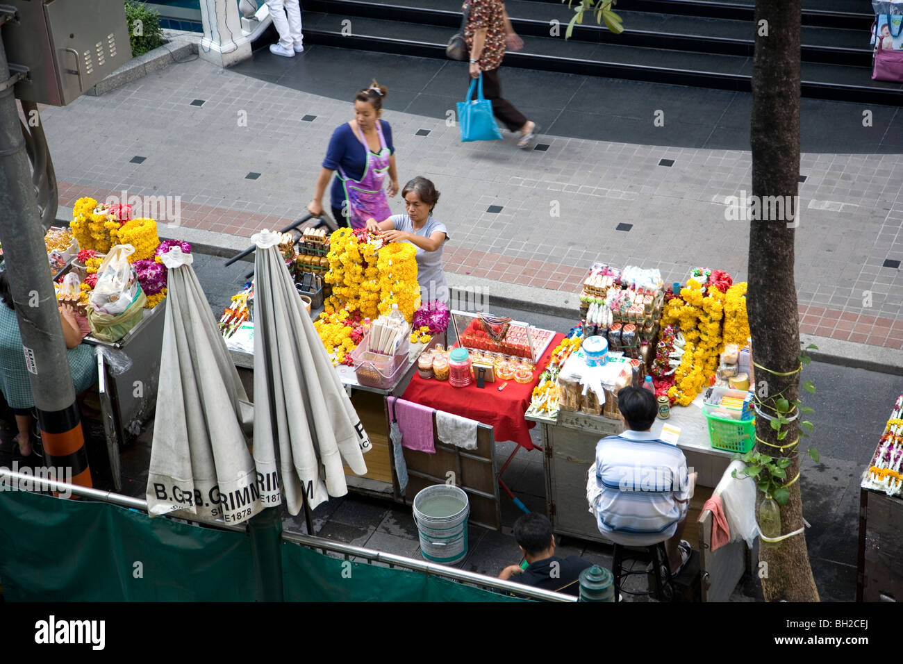 La vente de guirlandes de culte sur Thanon Rama I/ Ploenchit Banque D'Images