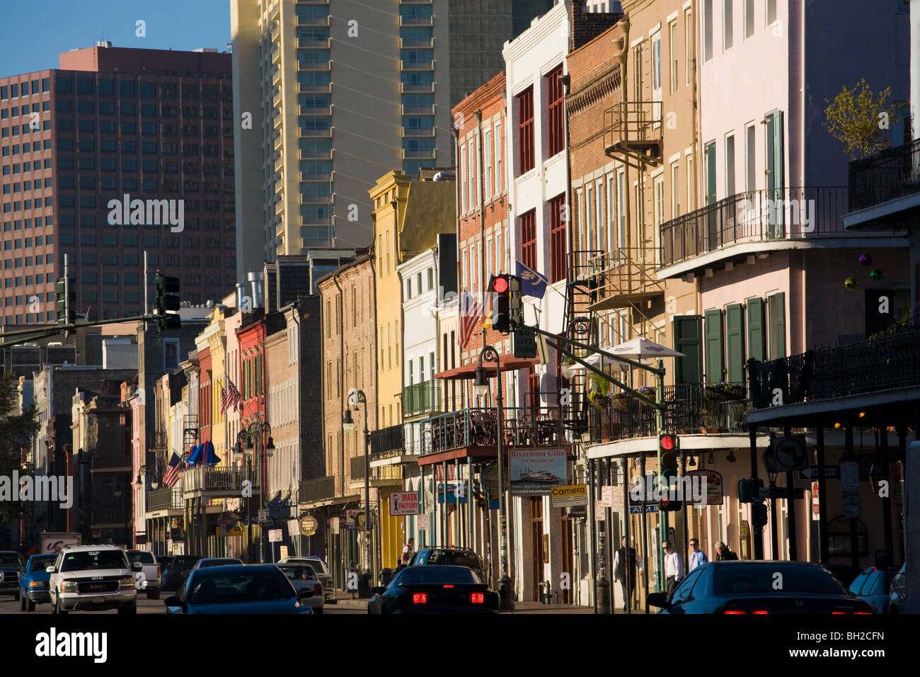 Façades de bâtiments sur Decatur Street Quartier Français de La Nouvelle-Orléans, Louisiane Banque D'Images