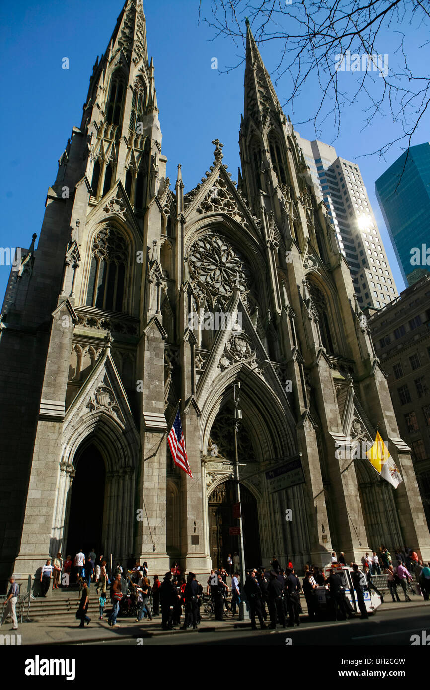 Vue de la Cathédrale St Patrick's de partout la Cinquième Avenue à New York Banque D'Images